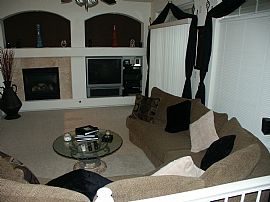 Beautiful 2 Bedroom Townhome - Upgraded and Comfortable in Denver, CO (Photo 2 of 6)