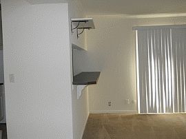 Tasteful 1 Bedroom Townhouse Near Mall in Aurora, IL (Photo 2 of 3)