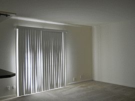 Tasteful 1 Bedroom Townhouse Near Mall in Aurora, IL (Photo 3 of 3)