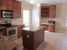 Nifty 3 Br 2.5 Ba Home in Gainesville, GA (Photo 3 of 3)