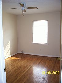 1 Bedroom Garage Apartment with Hardwood Floors in Houston, TX