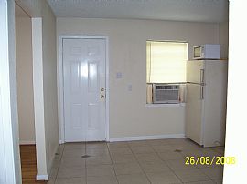 1 Bedroom Garage Apartment with Hardwood Floors in Houston, TX (Photo 4 of 5)