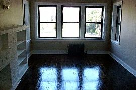 Chicago Studio, New Appls, Porch, Hwd, Free Heat in Chicago, IL (Photo 2 of 4)