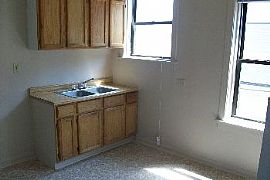 Chicago Studio, New Appls, Porch, Hwd, Free Heat in Chicago, IL (Photo 3 of 4)