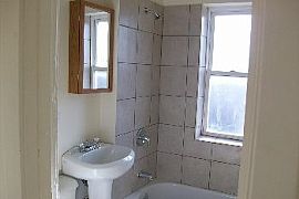 Chicago Studio, New Appls, Porch, Hwd, Free Heat in Chicago, IL (Photo 4 of 4)