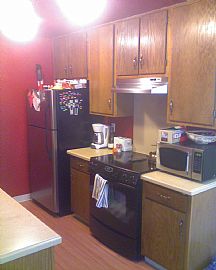 Furnished 2 BR, 1 BA Condo with Fireplace and Fenced Yard in Emeryville, CA (Photo 4 of 6)