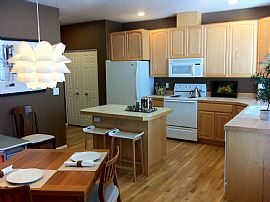 Beautiful Cottage Condo in Idyllic Gated Community in Vancouver, WA