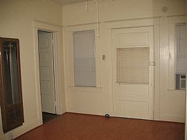 1 Bedroom, 1 Bathroom Duplex Home with Wood Flooring in Los Angeles, CA (Photo 10 of 12)