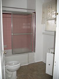 1 Bedroom, 1 Bathroom Duplex Home with Wood Flooring in Los Angeles, CA (Photo 11 of 12)