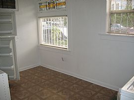 1 Bedroom, 1 Bathroom Duplex Home with Wood Flooring in Los Angeles, CA (Photo 5 of 12)