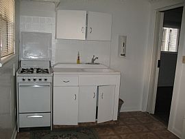 1 Bedroom, 1 Bathroom Duplex Home with Wood Flooring in Los Angeles, CA (Photo 6 of 12)