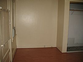 1 Bedroom, 1 Bathroom Duplex Home with Wood Flooring in Los Angeles, CA (Photo 7 of 12)