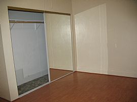 1 Bedroom, 1 Bathroom Duplex Home with Wood Flooring in Los Angeles, CA (Photo 8 of 12)