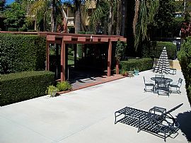 Amazing 2 Bedroom Tri-Level Townhouse  with New Carpeting in Encino, CA (Photo 2 of 4)