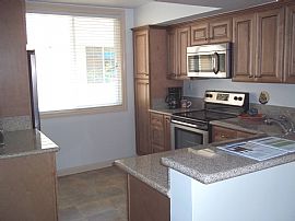 Amazing 2 Bedroom Tri-Level Townhouse  with New Carpeting in Encino, CA (Photo 3 of 4)