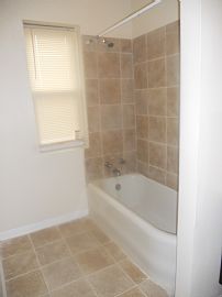 Exquisite 1 Bedroom Apartment with Hardwood Floors in Chicago, IL (Photo 6 of 10)