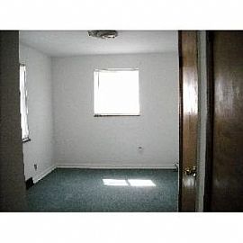 Nice and Clean 2 Bedroom Home in Avondale in Burnet Woods, OH (Photo 3 of 5)