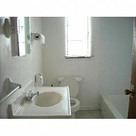 Nice and Clean 2 Bedroom Home in Avondale in Burnet Woods, OH (Photo 5 of 5)