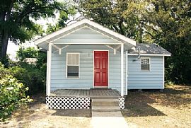 Cute 1/1 Cottage Home in Mid-Town, Available Now! in Pensacola, FL
