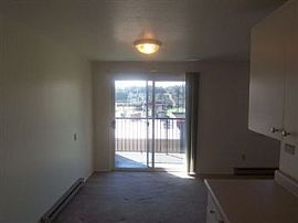 2bed/1bath in Seattle, Cats Ok, Near Shops and Golf in Interbay, WA (Photo 2 of 5)