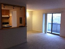 2bed/1bath in Schaumburg, Pool, Tennis, Patio in Schaumburg, IL (Photo 2 of 5)