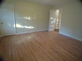 2 BR, 1 BA Apartment on Pembroke Ave. with Updated Kitchen  in Great Neck, NY (Photo 7 of 9)