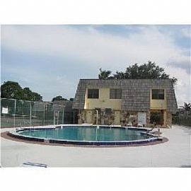 3bd/2.5 Townhouse with Washer, Dryer and Basic Cable Included!! in Lake Worth, FL (Photo 2 of 4)