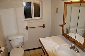 Clean and Cozy 1 Bd Apartment in Centralia, WA