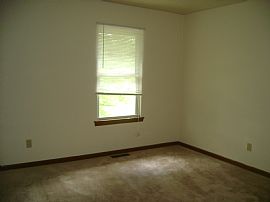 Get This 3 Bedroom Townhome - Do It Right Now! in Elkhart, IN (Photo 5 of 7)