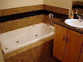 2 BR, 2 BA Condo Close to El, North Park,  North Eastern in Chicago, IL (Photo 2 of 5)