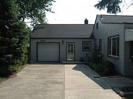 Awesome 3 BR, 1 BA Home with Attached Garage in Roseville, MI (Photo 2 of 12)