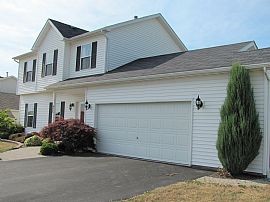 Furnished Walworth 3 Bed 2.5 Bath with Penfield Schools in Macedon, NY (Photo 2 of 9)