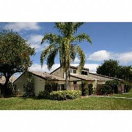 End Unit Condo! 2bd/2ba with Loft, New Carpet, Pai in Greenacres, FL