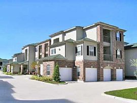 2 Bedroom Apartment with Luxury at Its Best! in Houston, TX (Photo 5 of 12)