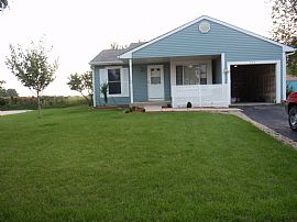 2 Bedroom, 1 Bath Home with Small Pets Allowed in Naperville, IL (Photo 2 of 5)