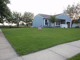 2 Bedroom, 1 Bath Home with Small Pets Allowed in Naperville, IL (Photo 3 of 5)