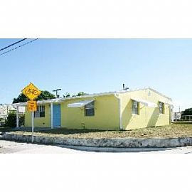 Freshly Painted 2bd/1ba Single Family Home W/den!! in West Palm Beach, FL
