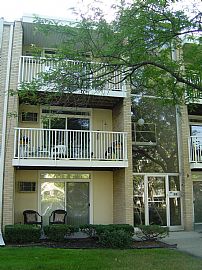 Spacious 1 Bedroom Royal Oak Condo in Royal Oak, MI (Photo 2 of 9)