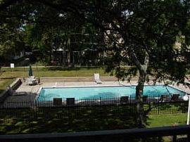 Spacious 1 Bedroom Royal Oak Condo in Royal Oak, MI (Photo 3 of 9)