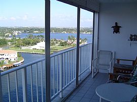 Reduced Annual Price! Gorgeous and Very Large 1 Br, 1.5 Ba in Hollywood, FL (Photo 2 of 9)