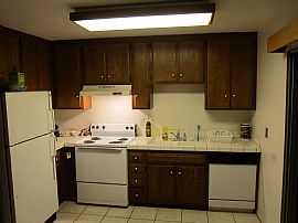 Room For Rent in a Two-Story Townhome Close to Sdsu in San Diego, CA (Photo 3 of 4)