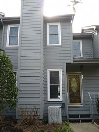 3 Bedroom, 2 1/2 Bath Near Beach  in Emerald Isle, NC (Photo 1 of 4)