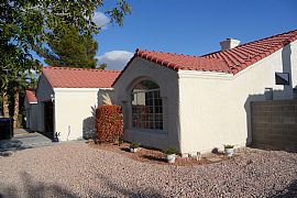 3br/2ba Great Location /view/parks/shopping Centers  in North Las Vegas, NV (Photo 2 of 6)