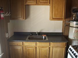 Sunny Studio Apartment Near Freeways and Public Trans in Oakland, CA (Photo 5 of 5)