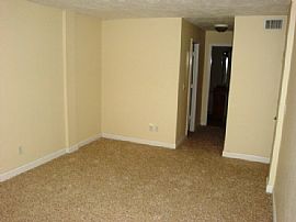 Wonderful 2 Bedroom and 2 Bath Condo Near Pool in Sarasota, FL (Photo 6 of 9)