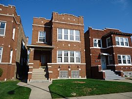 2 Bedroom Apartment in Brick 2-Flat Building in Chicago, IL