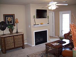 1 Bedroom Close to Everything! in Independence, MO (Photo 4 of 12)