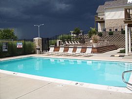 Magnificent Top Floor Two Bedroom Apartment in Independence, MO (Photo 5 of 12)