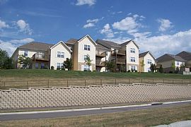 Magnificent Top Floor Two Bedroom Apartment in Independence, MO (Photo 7 of 12)