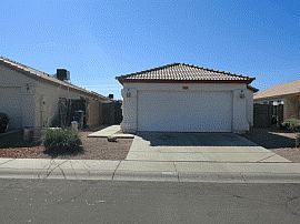Snazzy 3 Bedroom, 2 Bathroom Home For $995 in Phoenix, AZ